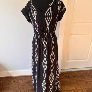 Chic Black and White Geometric Maxi Dress